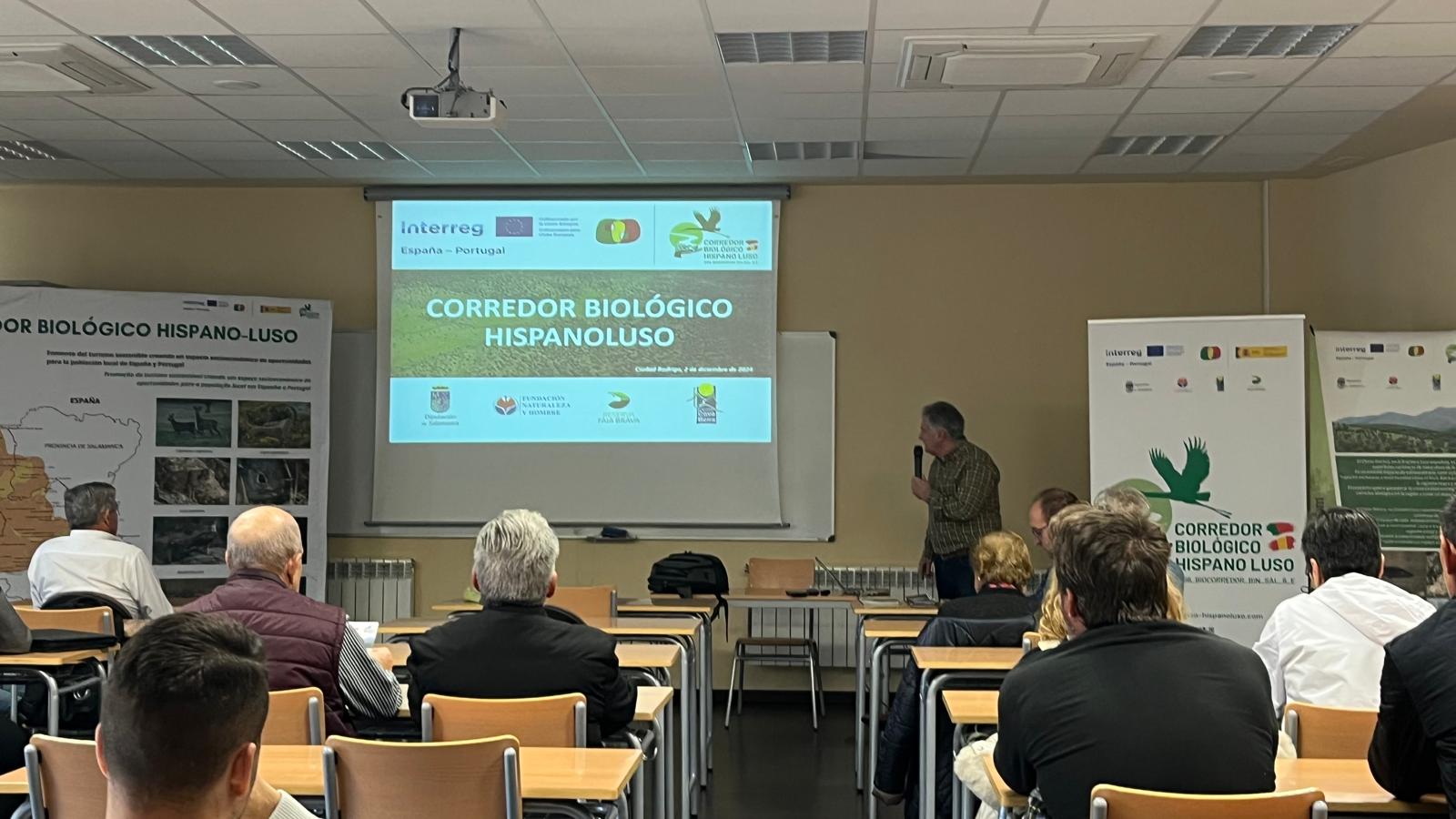 El director de La fundación naturaleza y hombre exponiendo el proyecto corredor biológico-Hispano Luso